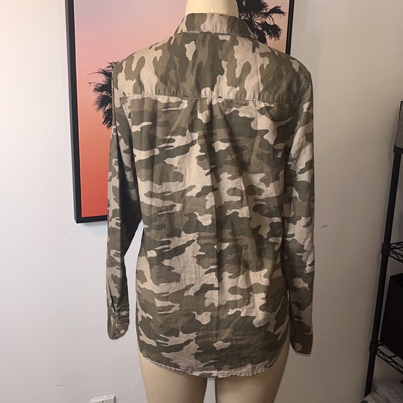 SOLD MB UNIVERSAL THREAD Camden Shirt Blouse Camouflage button Down Sz M Medium - Picture 3 of 7